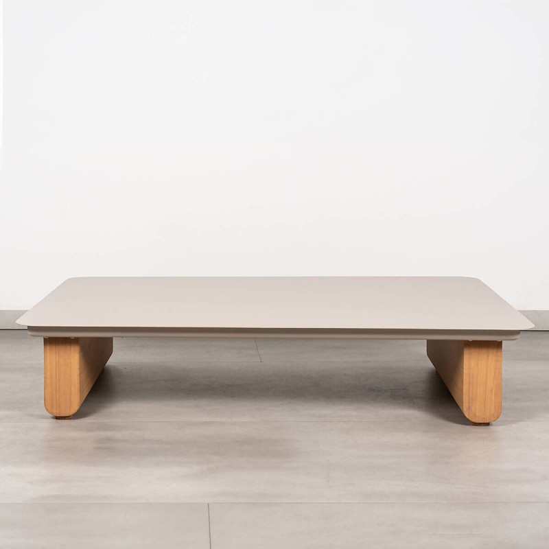 Mesa de Centro Exterior Tallo Rectangular con Tablero en Topo y Patas en Arco de Madera