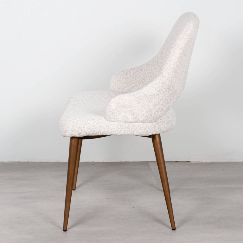 Silla Liva tapizada beige con reposabrazos y patas metálicas