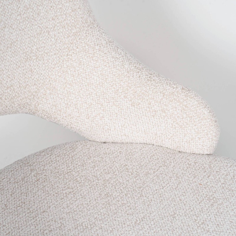 Silla Liva tapizada beige con reposabrazos y patas metálicas