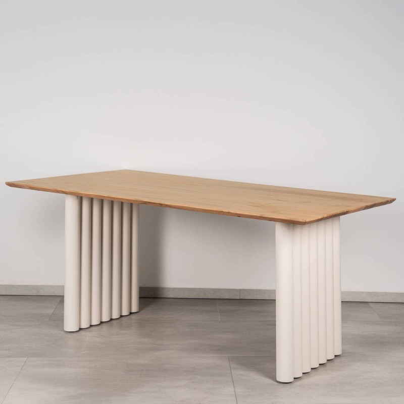 Mesa de comedor Kashmiri de acacia natural con base de tubos cilíndricos blancos 175cm