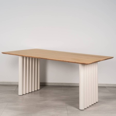 Mesa de comedor Kashmiri de acacia natural con patas de tubos cilíndricos 175x90 cm | Muebles Benítez
