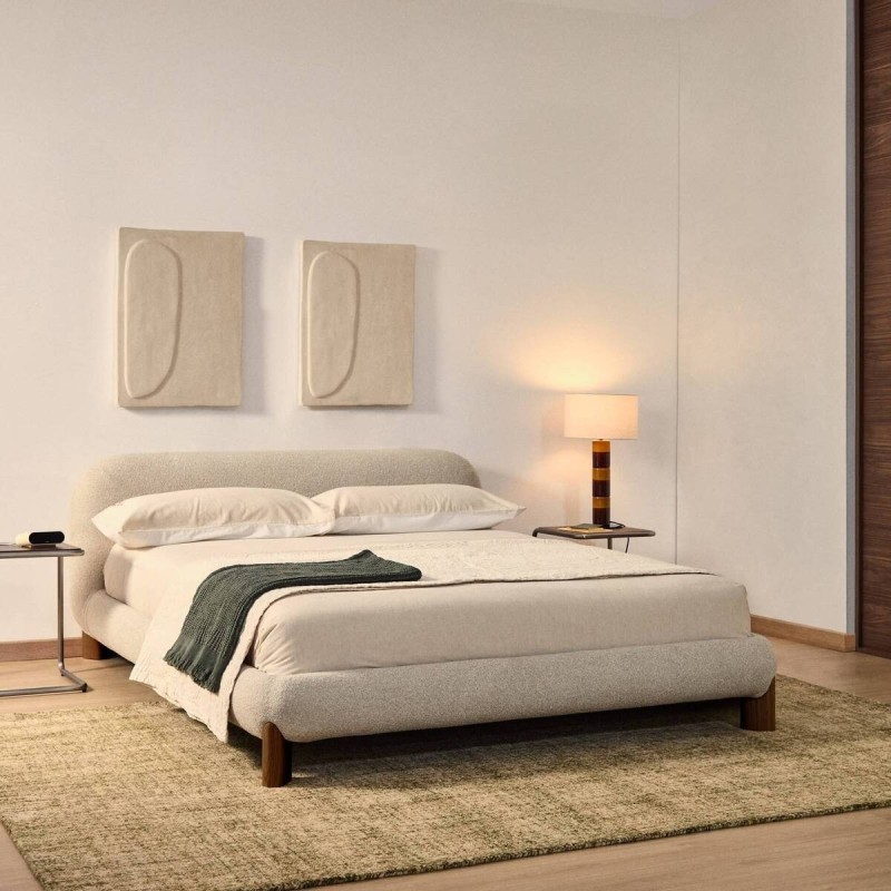 Cama desenfundable Odina bouclé crudo y patas de madera maciza de fresno con acabado tono nogal para colchón de 160 x 200 cm.
