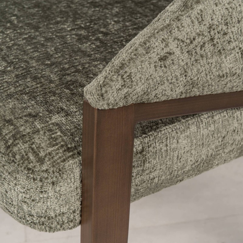Silla Amara tapizada en chenilla verde y patas de bronce