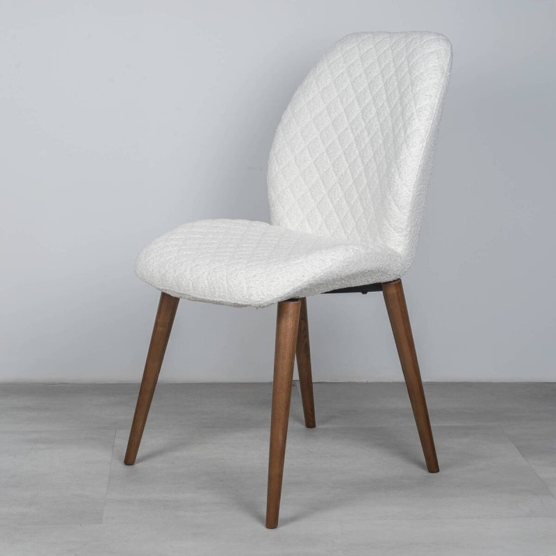 Silla bouclé crema con patas de fresno color nogal | Muebles Benítez