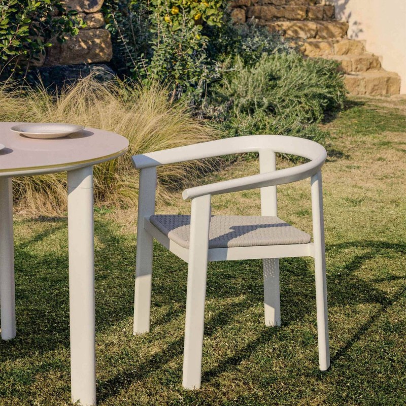 Silla de exterior con reposabrazos en aluminio beige | Muebles Benítez