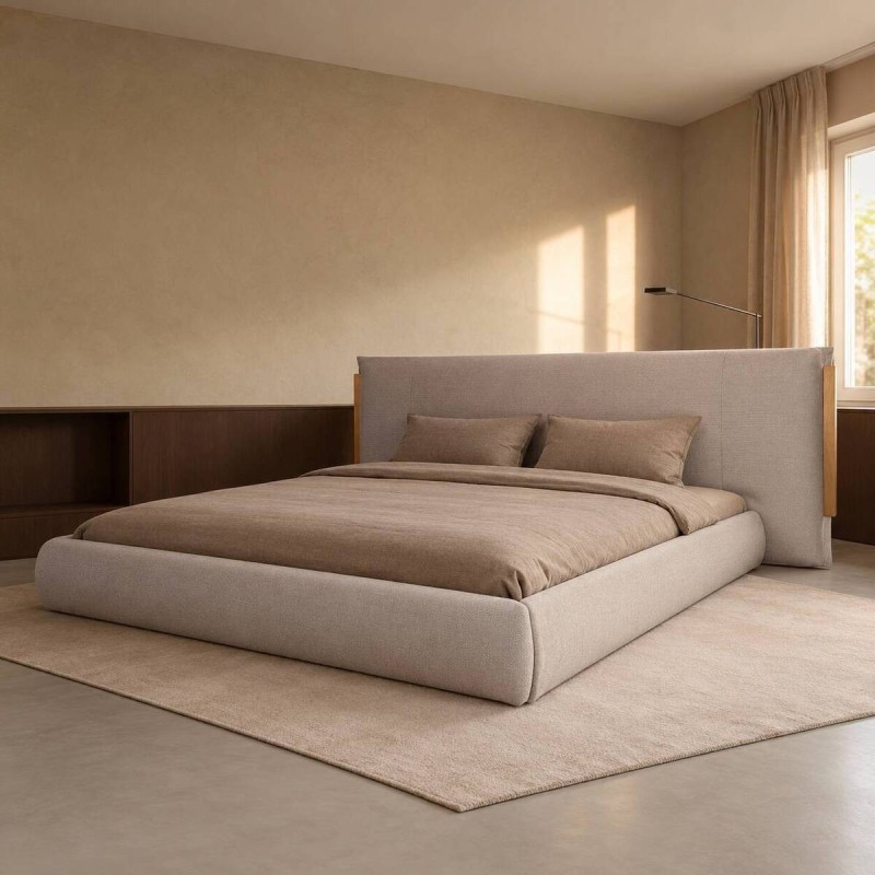 Cama tapizada gris con detalles de latón en dorado 180x200x105cm