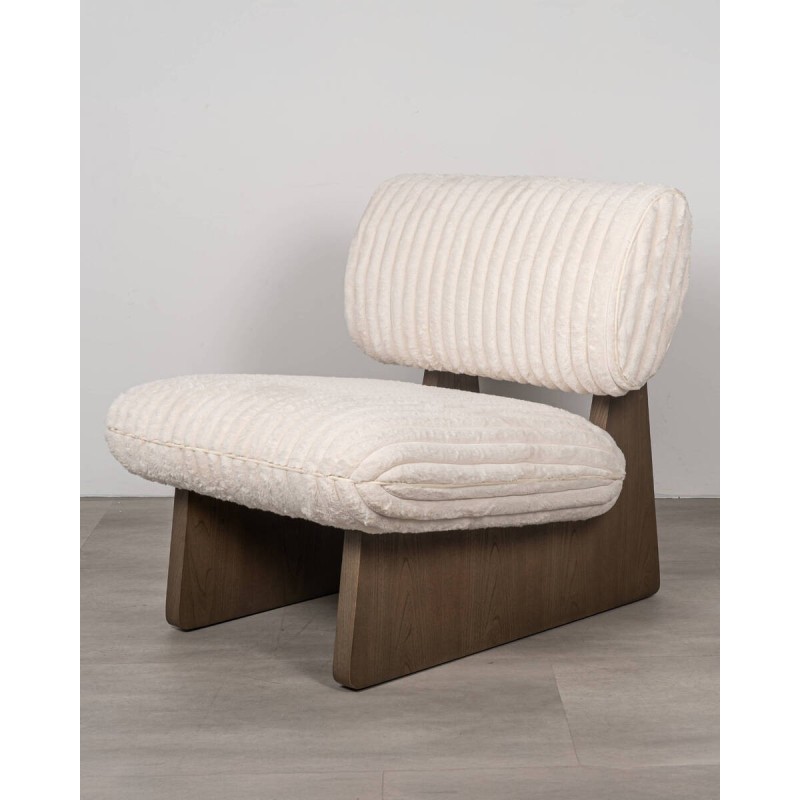 Sillón Nilo moderno tapizado beige con base de madera | Muebles Benítez