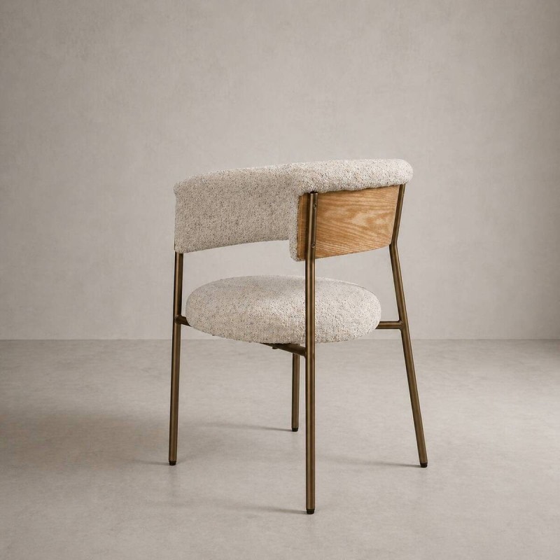 Silla tapizada blanca con patas cobre y respaldo curvo | Muebles Benítez