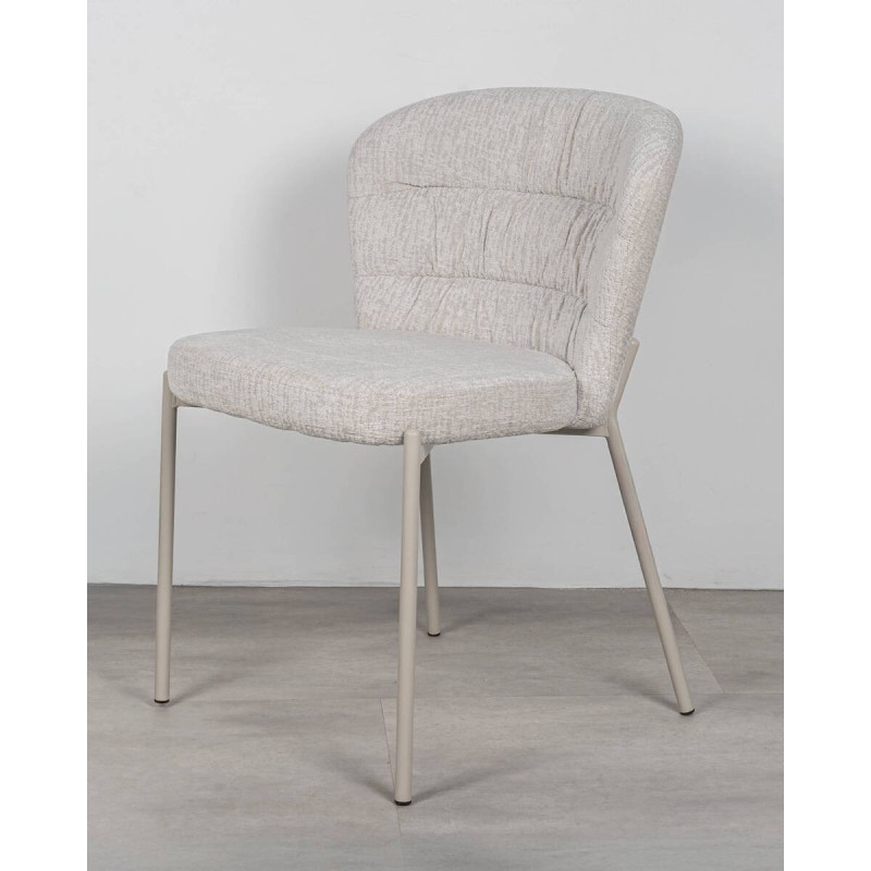 Silla tapizada beige gris con patas metálicas con texturas en respaldo