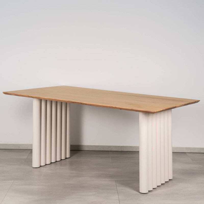 Mesa de comedor Kashmiri de acacia natural con patas de tubos cilíndricos 175x90 cm | Muebles Benítez