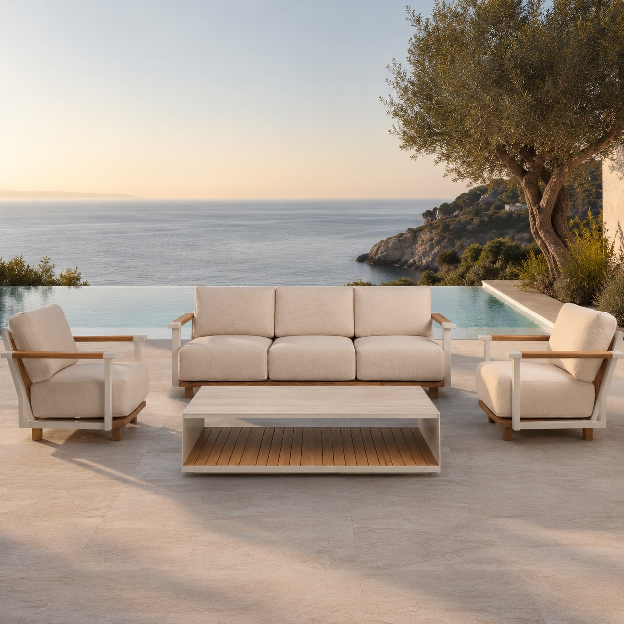 Salón de ambiente cálido con paredes en tono salmón, sofá de tres plazas tapizado en bouclé verde, dos sillones giratorios en bouclé blanco, mesa de centro con tapa de cristal ahumado y base en madera, mueble de televisión con puertas de lamas verticales y lámpara de arco negra