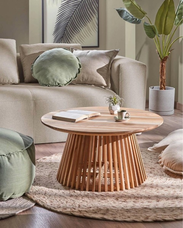 Mesa de centro redonda de diseño con base texturizada en tonos neutros